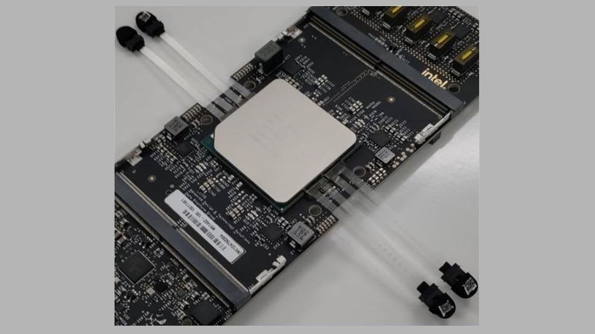 Intel Demos 8-Core, 528-Thread PIUMA Chip with 1 TB/s Silicon Photonics |  Tom