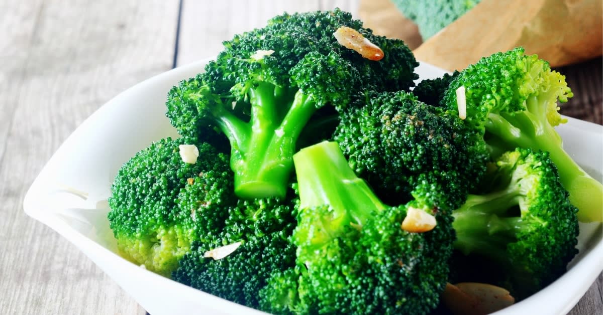 How to Steam Broccoli in the Microwave (Easy Method) - Insanely Good