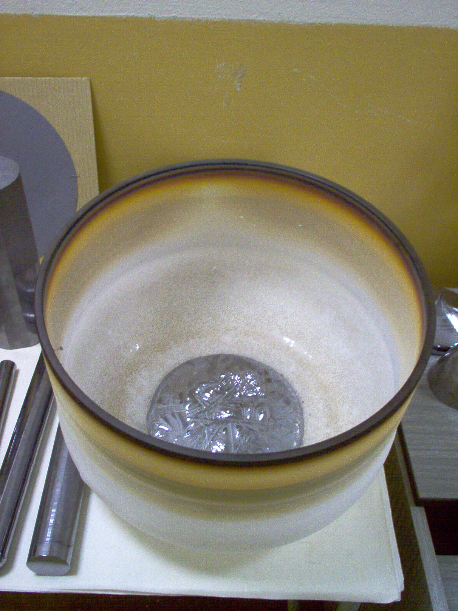 https://upload.wikimedia.org/wikipedia/commons/2/2d/Czochralski_method_used_crucible_1.jpg