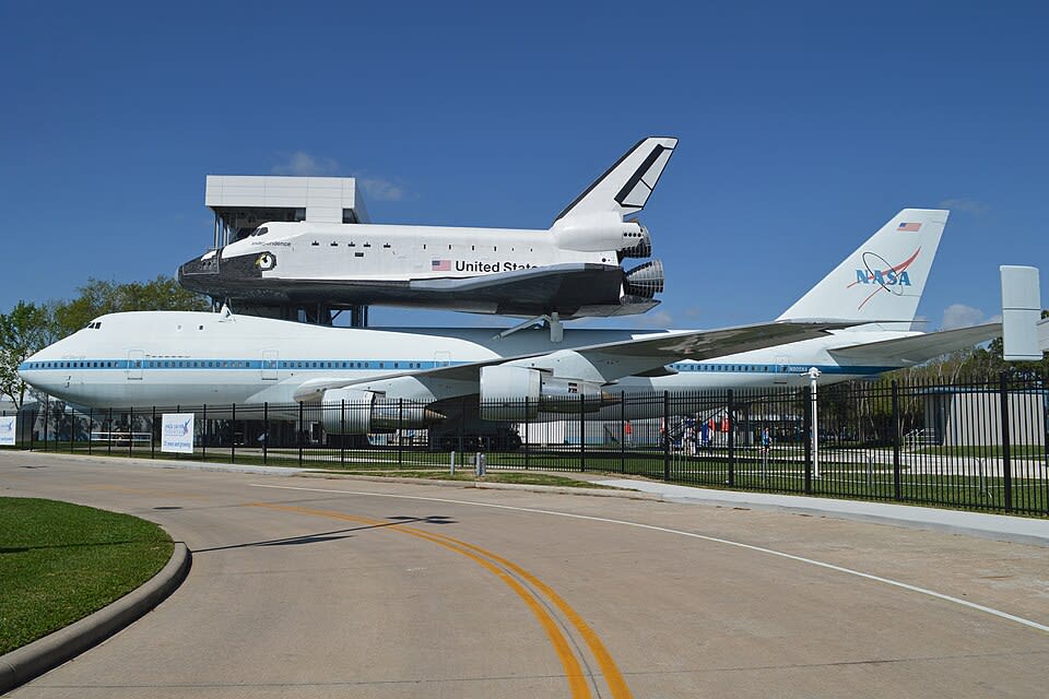 https://upload.wikimedia.org/wikipedia/commons/thumb/4/46/Boeing_747-123_%E2%80%98N905NA%E2%80%99_with_replica_Space_Shuttle_Orbiter_%E2%80%9CIndependence%E2%80%9D_%2840638285572%29.jpg/960px-Boeing_747-123_%E2%80%98N905NA%E2%80%99_with_replica_Space_Shuttle_Orbiter_%E2%80%9CIndependence%E2%80%9D_%2840638285572%29.jpg